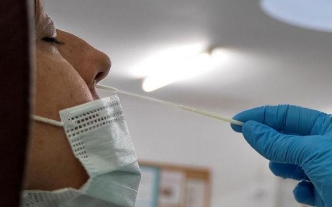 Una mujer se somete a una prueba PCR.