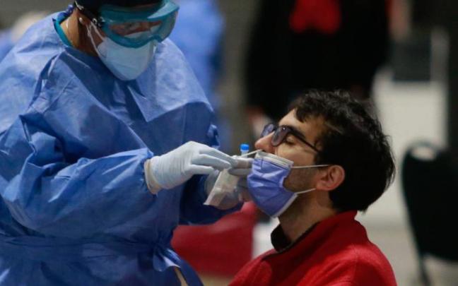 Una sanitaria efectúa una prueba PCR a un joven. Una sanitaria efectúa una prueba PCR a un joven.