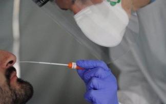 Un sanitario realiza una prueba PCR