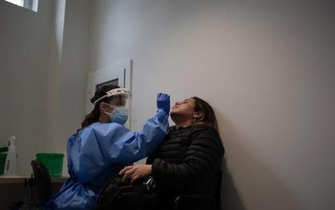 Una mujer se somete a una prueba PCR