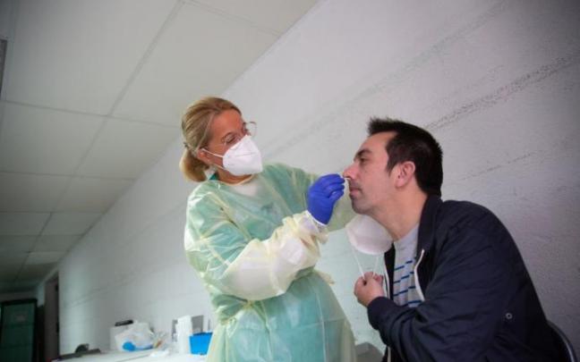 Un joven se somete a una prueba PCR