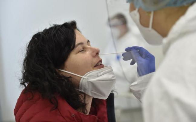 Una mujer se somete a una prueba PCR