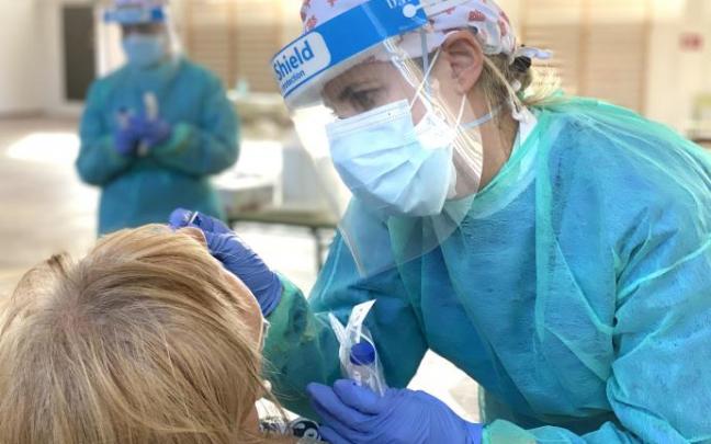 Una mujer se somete a una prueba PCR Una mujer se somete a una prueba PCR