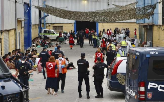 Profesionales sanitarios realizan pruebas PCR en Ceuta.