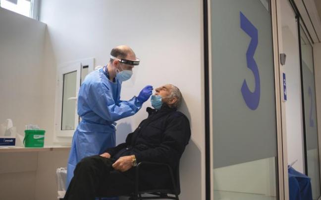 Un hombre se somete a una PCR.