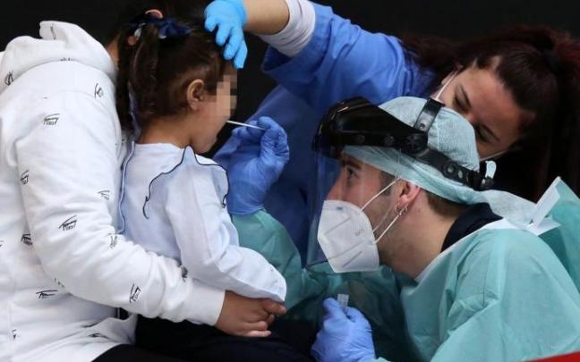Sanitarios realizan una PCR a una niña.