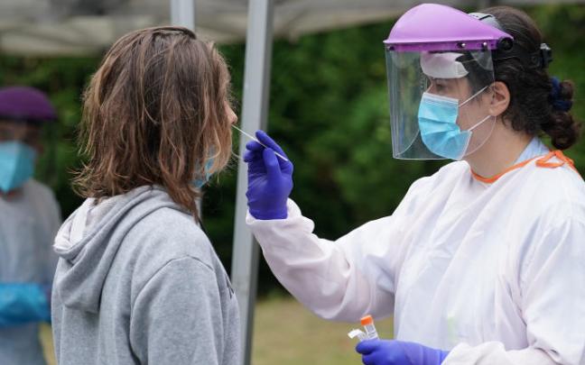 Una sanitaria realiza una PCR Una sanitaria realiza una PCR
