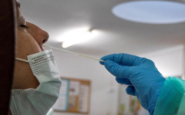 Una persona se somete a una PCR.