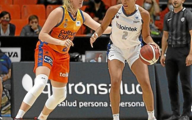Tinara Moore trata de superar la defensa de Marie Gulich ayer en Valencia. Foto: Miguel Ángel Polo
