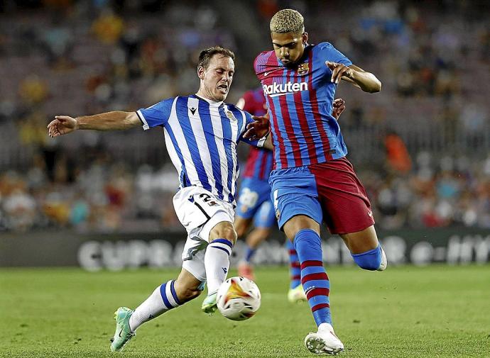 Bautista pugna por un balón con el barcelonista Araujo, durante el partido del domingo. Foto: Efe