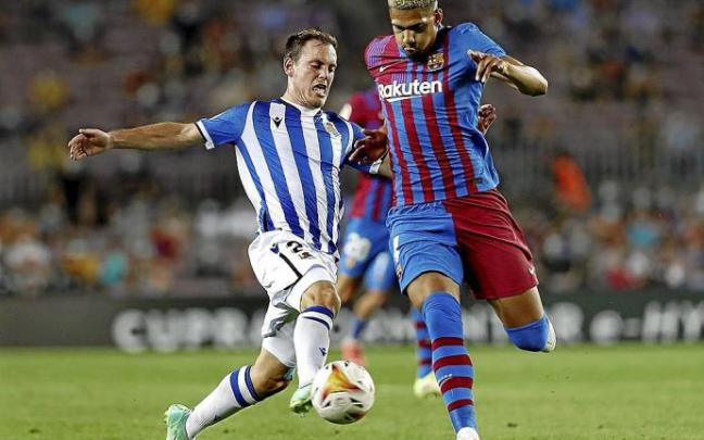 Bautista pugna por un balón con el barcelonista Araujo, durante el partido del domingo. Foto: Efe