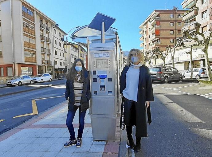 Abuin y Morras, ayer, en uno de los parquímetros de la calle Otalora.