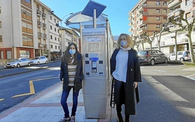 Abuin y Morras, ayer, en uno de los parquímetros de la calle Otalora.