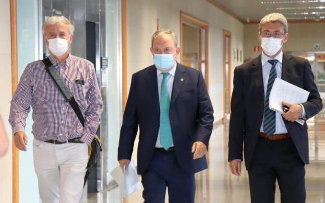 El director de Economía, Ignacio Barredo, el consejero Azpiazu y su número dos, Jordi Campás. El director de Economía, Ignacio Barredo, el consejero Azpiazu y su número dos, Jordi Campás.