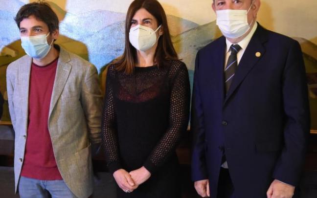 Jon Hernández y Miren Gorrotxategi, de Elkarrekin Podemos-IU, con el consejero Azpiazu. Jon Hernández y Miren Gorrotxategi, de Elkarrekin Podemos-IU, con el consejero Azpiazu.