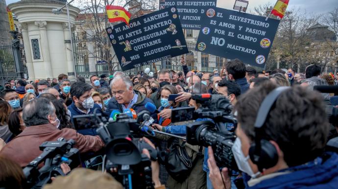 Los dirigentes del PP Fernando López Miras, Esteban González Pons y Cuca Gamarra, ayer durante la protesta en Madrid de los agricultores y ganaderos.