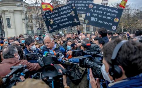 Los dirigentes del PP Fernando López Miras, Esteban González Pons y Cuca Gamarra, ayer durante la protesta en Madrid de los agricultores y ganaderos.