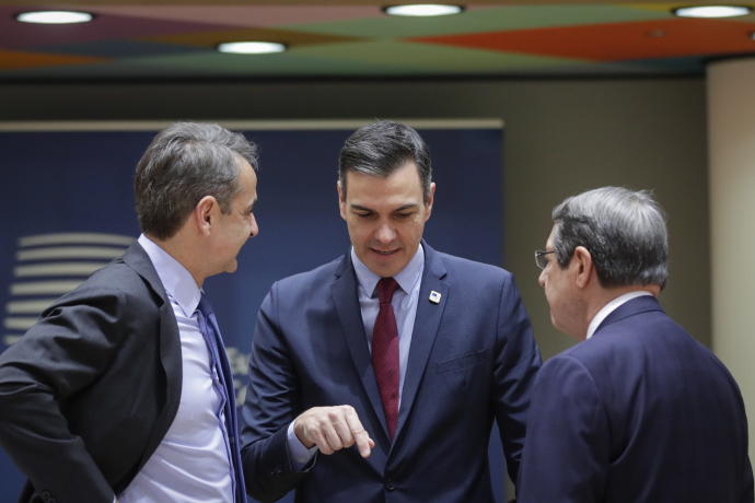 Sánchez junto al primer ministro griego Mistosakis (i) y el presidente de Chipre Anastasiades (d).