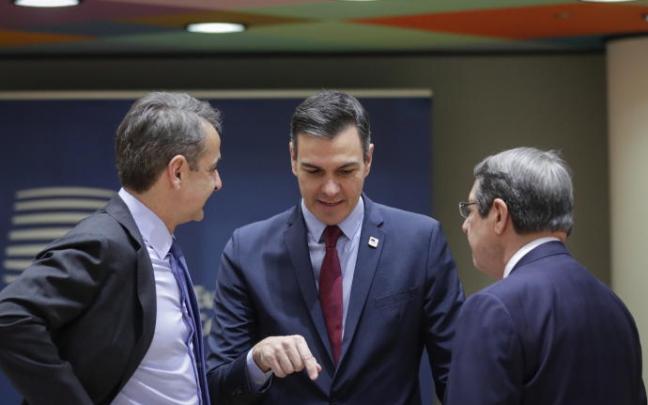 Sánchez junto al primer ministro griego Mistosakis (i) y el presidente de Chipre Anastasiades (d).