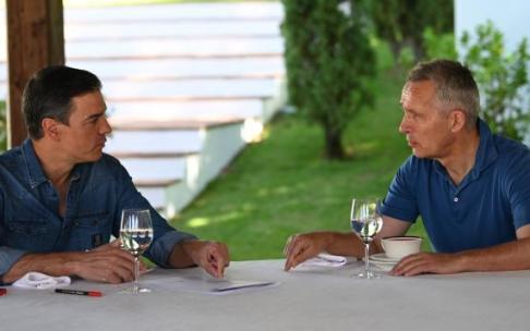 Pedro Sánchez, conversando ayer domingo con el secretario general de la OTAN, Jens Stoltenberg, en la finca de Los Yébenes, en Toledo.