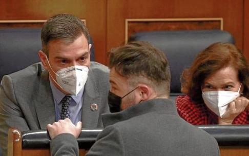 Pedro Sánchez y Gabriel Rufián comparten impresiones en la Cámara baja ante la mirada de Carmen Calvo. Pedro Sánchez y Gabriel Rufián comparten impresiones en la Cámara baja ante la mirada de Carmen Calvo.