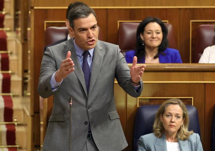 Pedro Sánchez, dirigiéndose ayer miércoles con gestos de reprobación a la bancada del PP durante la sesión de control al Gobierno en el Congreso.