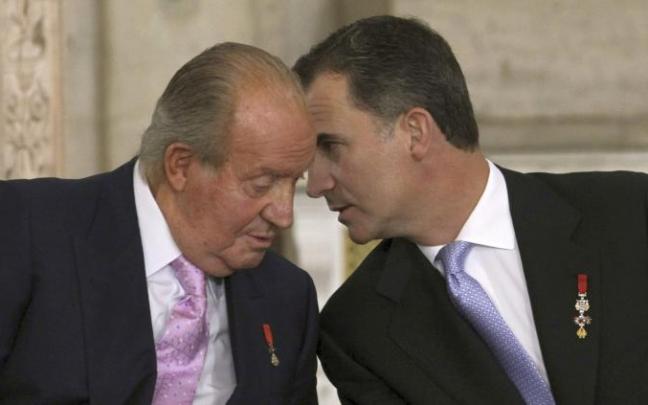 El monarca emérito, Juan Carlos I, junto a su hijo, Felipe VI, en una fotografía de archivo.
