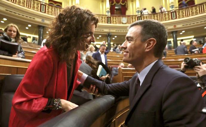 La ministra de Hacienda, María Jesús Montero, y el presidente del Gobierno español, Pedro Sánchez, en una sesión del Congreso de los Diputados.