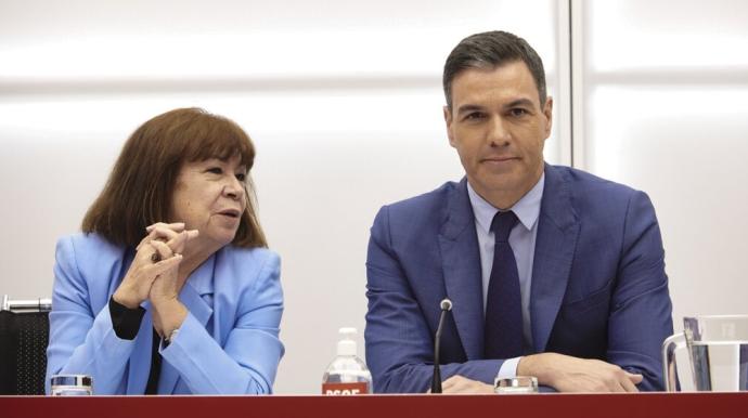 Pedro Sánchez, acompañada de Cristina Narbona, antes de arrancar ayer la Ejecutiva Federal del PSOE en Ferraz.