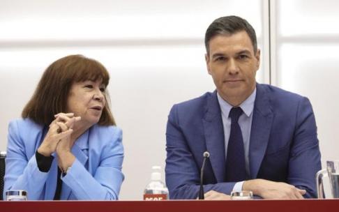 Pedro Sánchez, acompañada de Cristina Narbona, antes de arrancar ayer la Ejecutiva Federal del PSOE en Ferraz.