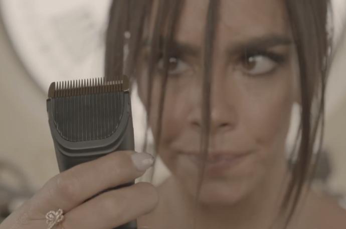 Cristina Pedroche, mirando fijamente el cortapelos en el vídeo que ha subido a Instagram.