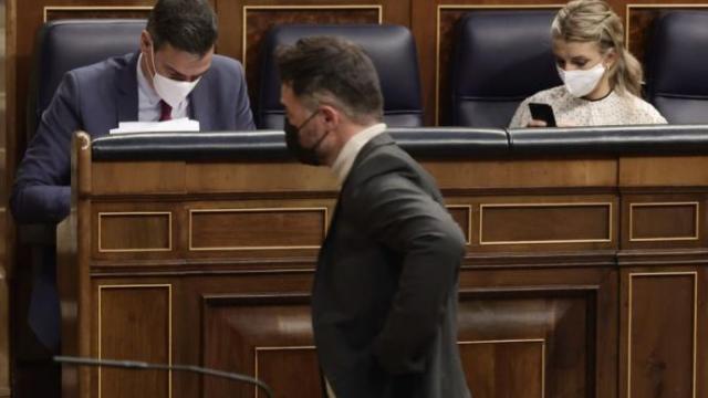 Gabriel Rufián pasa por delante de Pedro Sánchez y Yolanda Díaz en el Congreso