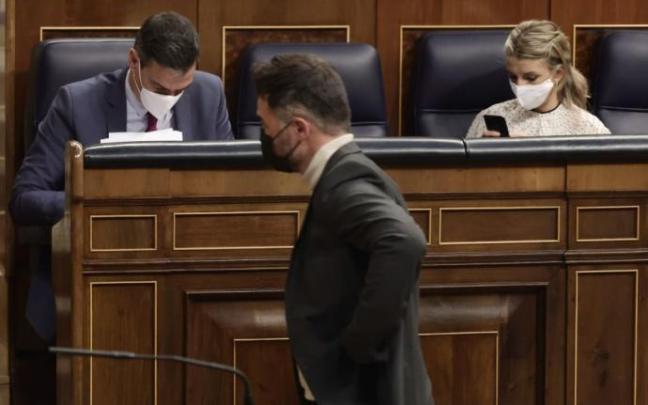 Gabriel Rufián pasa por delante de Pedro Sánchez y Yolanda Díaz en el Congreso Gabriel Rufián pasa por delante de Pedro Sánchez y Yolanda Díaz en el Congreso