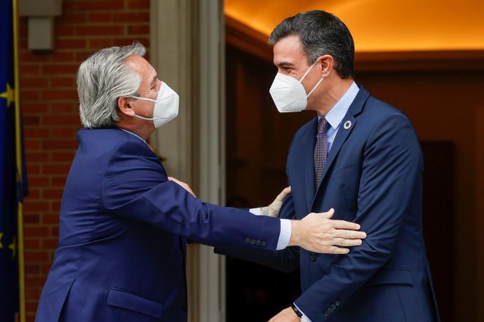 El presidente de Argentina, Alberto Fernández, se saluda con Pedro Sánchez.