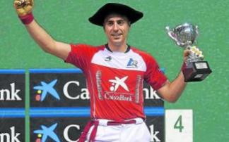 Peio Etxeberria celebra la conquista del Manomanista de Segunda. Foto: Iñaki Porto Peio Etxeberria celebra la conquista del Manomanista de Segunda. Foto: Iñaki Porto