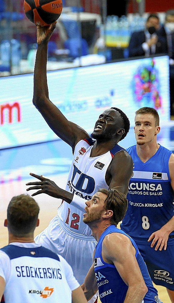 Diop lanza a canasta en el encuentro del pasado jueves en el San Sebastián Arena. Foto: Gorka Estrada