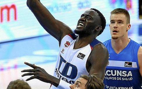Diop lanza a canasta en el encuentro del pasado jueves en el San Sebastián Arena. Foto: Gorka Estrada