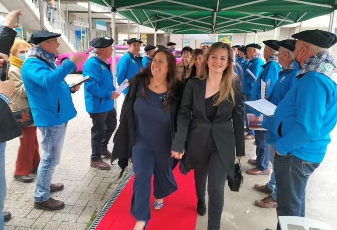 Ana Badiola y Aintzane Lertxundi, llegando al Meatzari Aretoa por la alfombra roja.