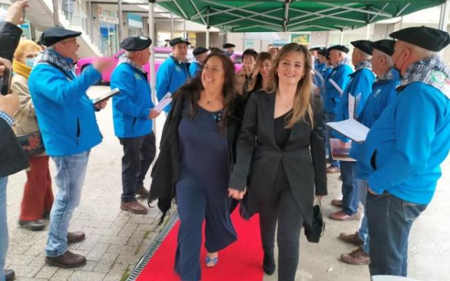 Ana Badiola y Aintzane Lertxundi, llegando al Meatzari Aretoa por la alfombra roja.