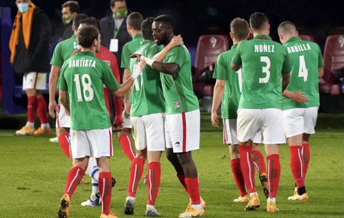 Los jugadores de Euskadi celebran un gol contra Costa Rica en Ipurua.