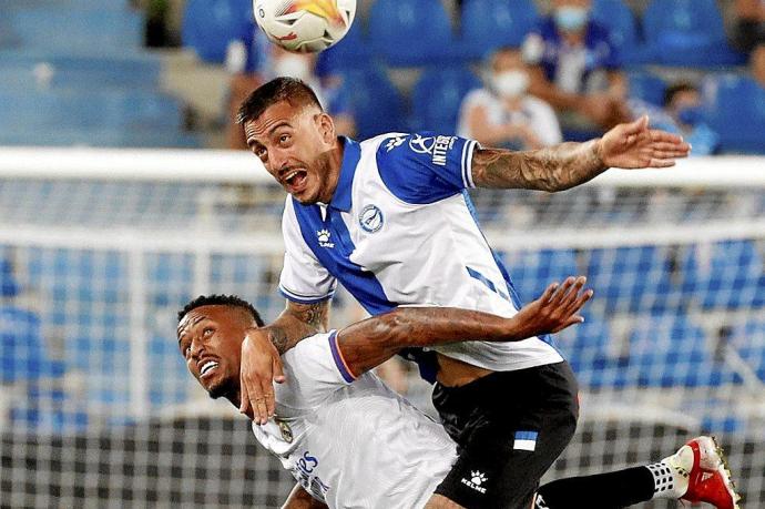 Joselu, autor del gol albiazul, pelea por un balón aéreo con Militao. Foto: Efe