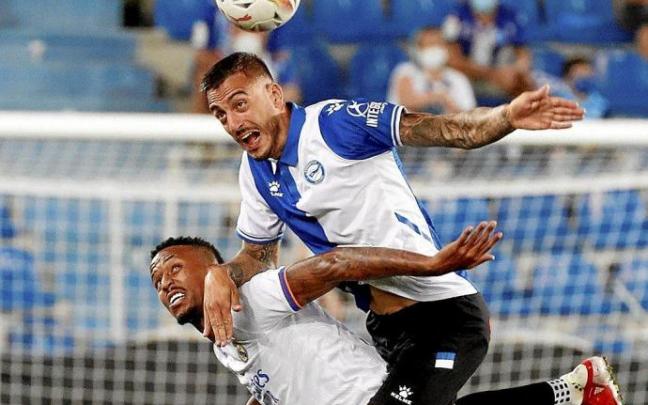 Joselu, autor del gol albiazul, pelea por un balón aéreo con Militao. Foto: Efe