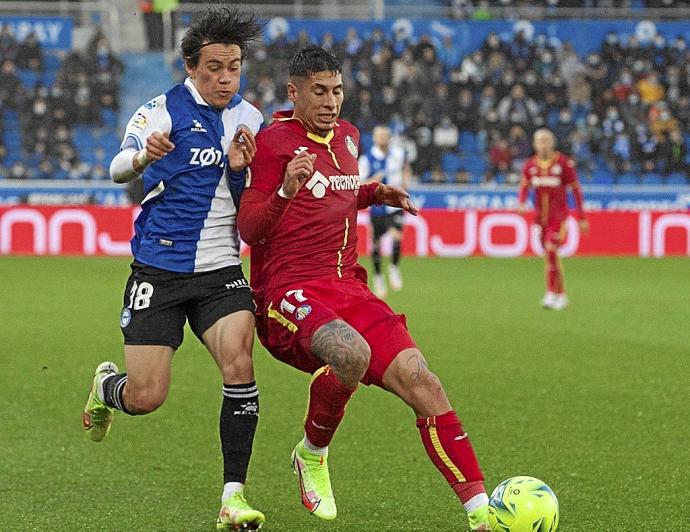 Olivera superó a Pellistri en todos los duelos por la banda derecha albiazul. Foto: Josu Chavarri