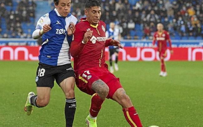 Olivera superó a Pellistri en todos los duelos por la banda derecha albiazul. Foto: Josu Chavarri