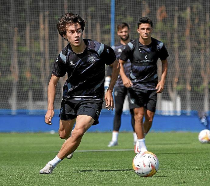 Pellistri se dispone a golpear el balón en la sesión matinal de ayer en Ibaia. Foto: Alavés