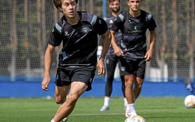 Pellistri se dispone a golpear el balón en la sesión matinal de ayer en Ibaia. Foto: Alavés