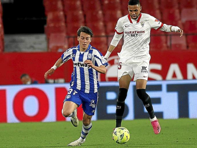 Pellistri se escapa de Ocampos en el encuentro frente al Sevilla de la última jornada de la pasada Liga. Foto: Área 11