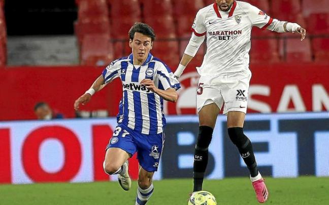 Pellistri se escapa de Ocampos en el encuentro frente al Sevilla de la última jornada de la pasada Liga. Foto: Área 11