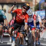 Pello Bilbao celebra el triunfo en Amurrio por delante de Alaphilippe.