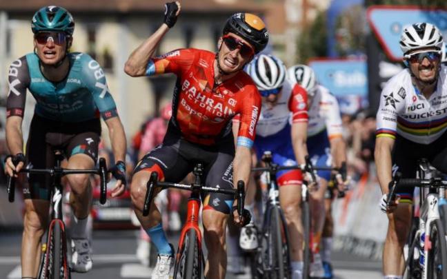 Pello Bilbao celebra el triunfo en Amurrio por delante de Alaphilippe.